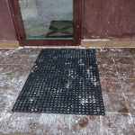 УК уложила антискользящие ковры у дверей подъездов