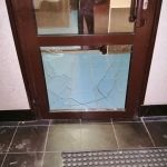 Разбили дверь в 53 доме жилого комплекса Волга Лайф