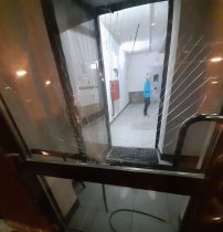 Неадекватный сосед разбил входную дверь