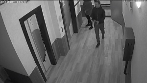 Два идиота в подъезде