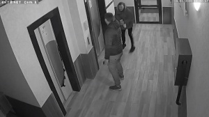 Два идиота в подъезде