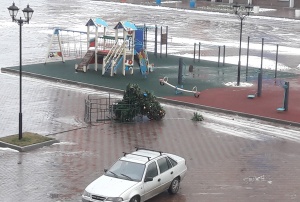 Упала новогодняя елка