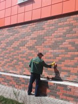 УК устраняет вандальные надписи с детской площадки и домов