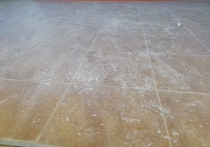 Напоминаем о штрафе за мусор в подъезде