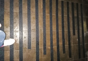 УК уложила антискользящие ковры у дверей подъездов