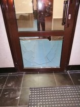 Разбили дверь в 53 доме жилого комплекса Волга Лайф