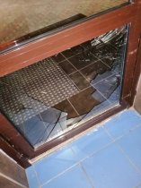 Разбили дверь в 53 доме жилого комплекса Волга Лайф